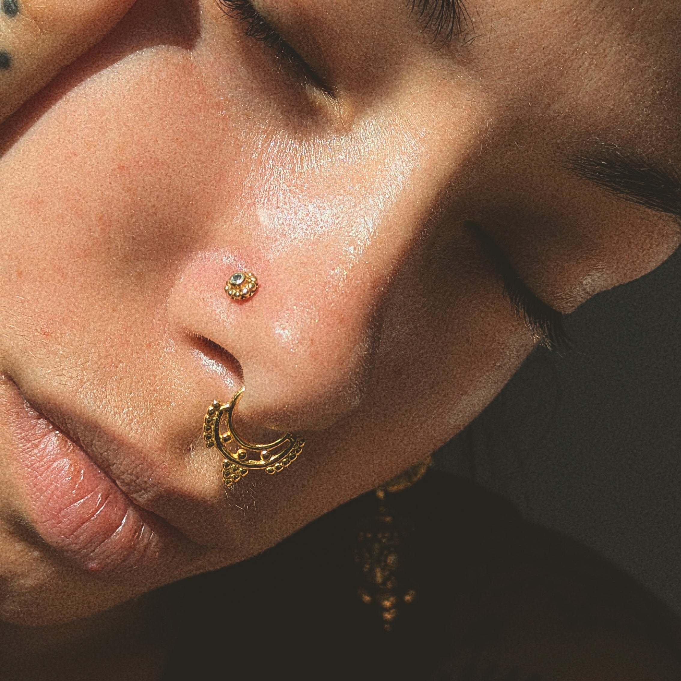 Flower with White Topaz Gold Nose Stud