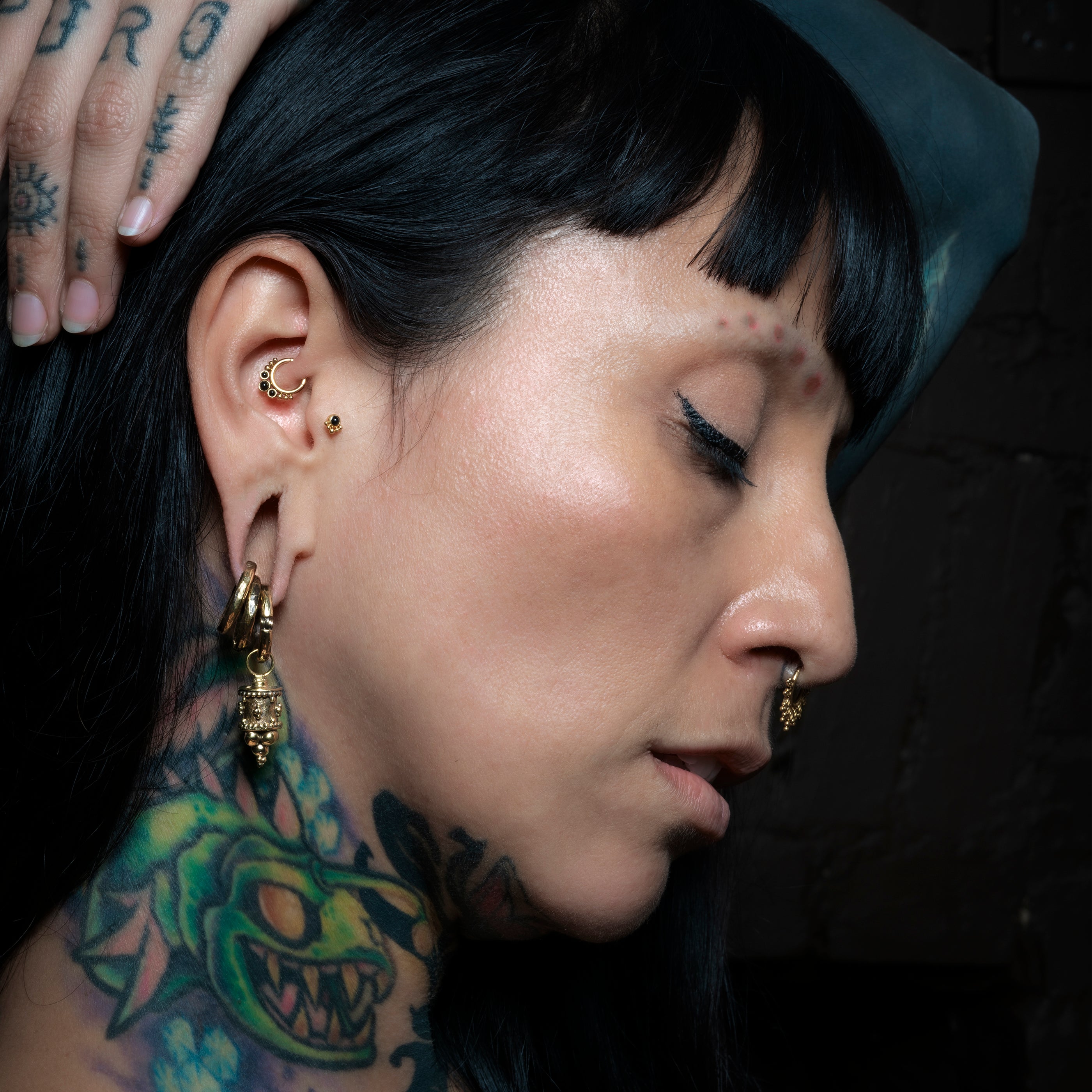 Golden Siti Clicker Ring with Black Onyx