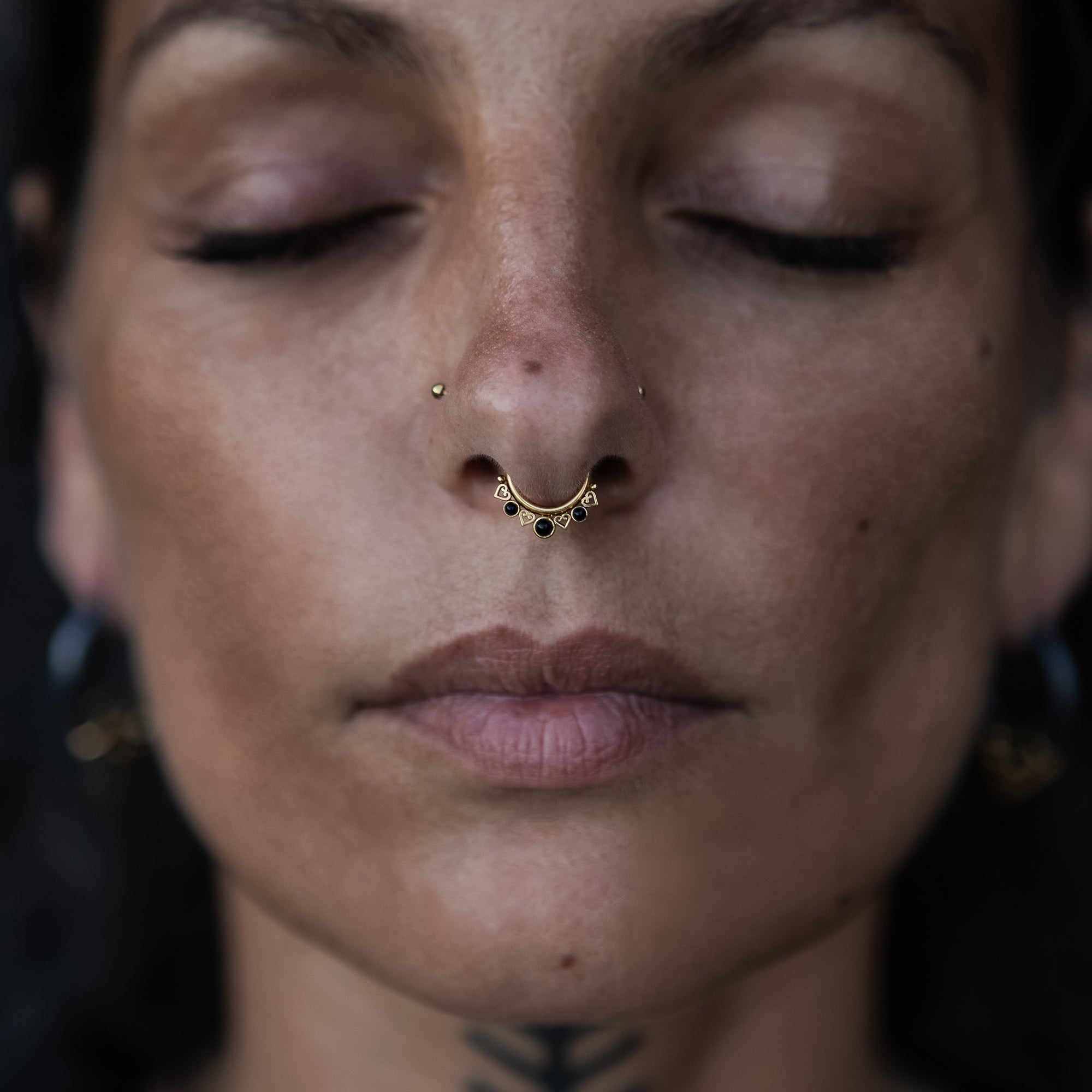 Golden Neptune Septum Clicker with Onyx