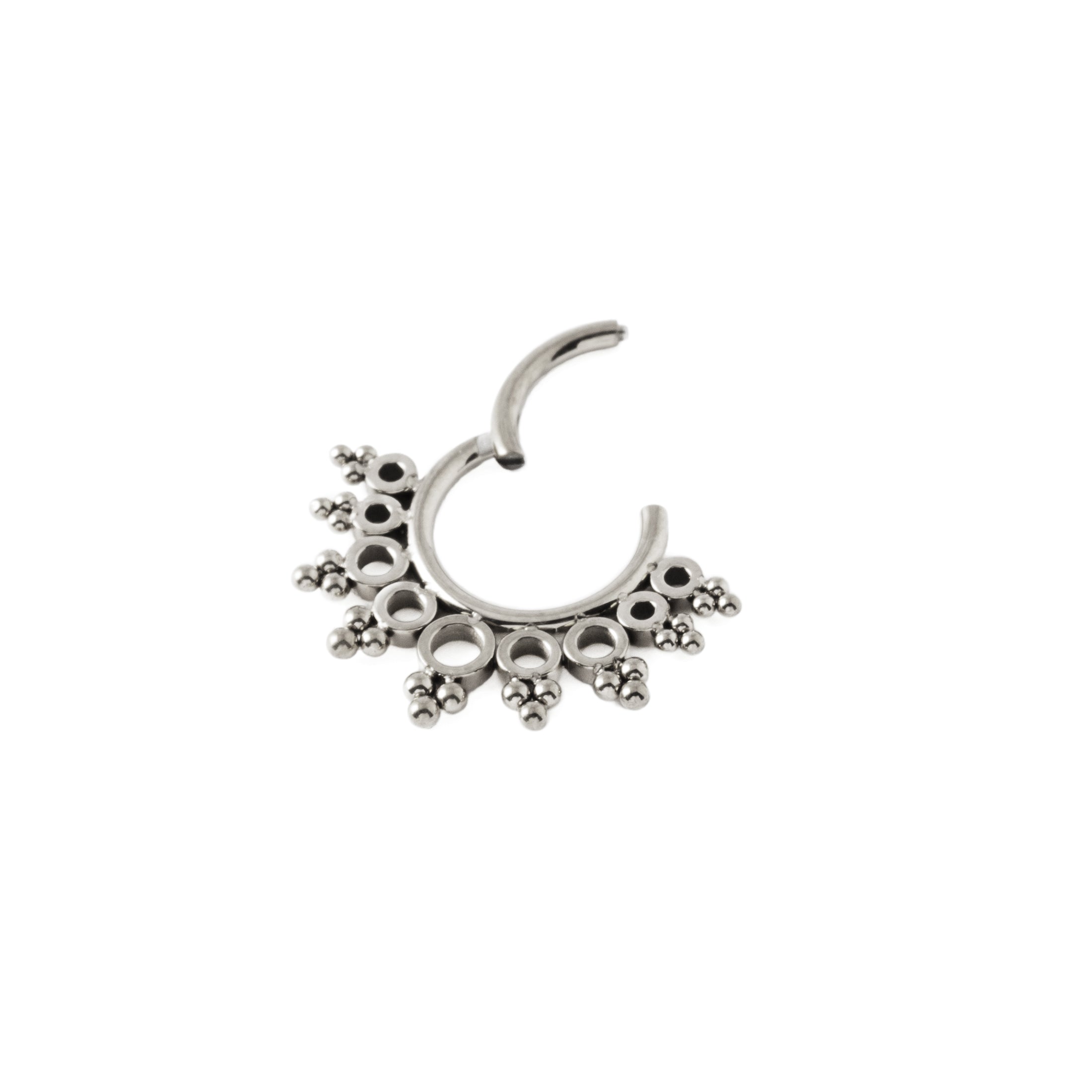 Tarita Septum Clicker hinged segment closure view