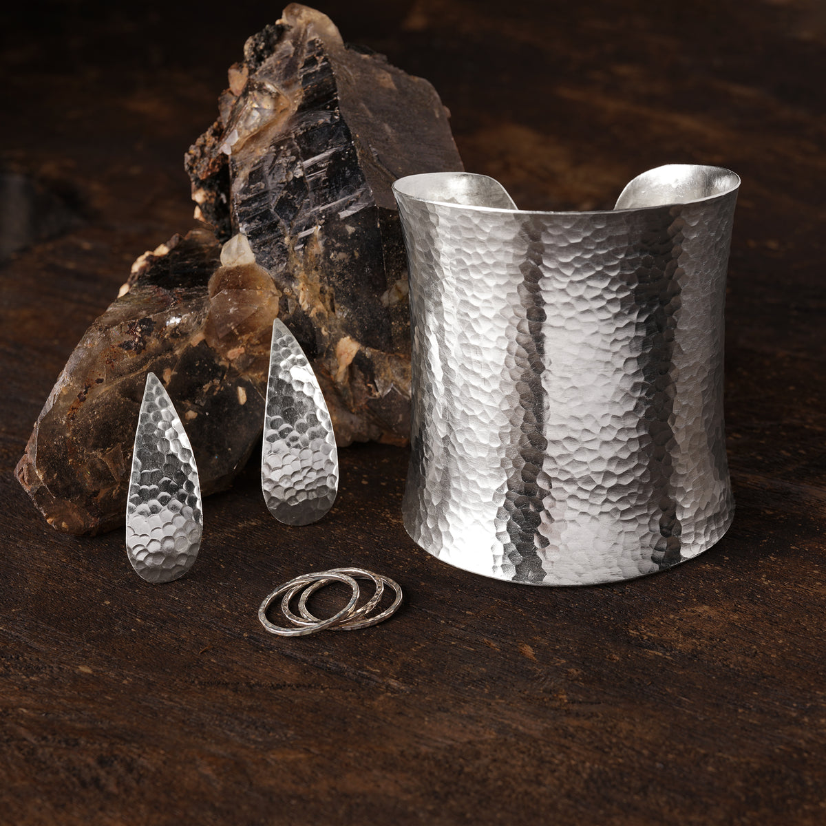 Boucles d'oreilles pendantes en argent martelé