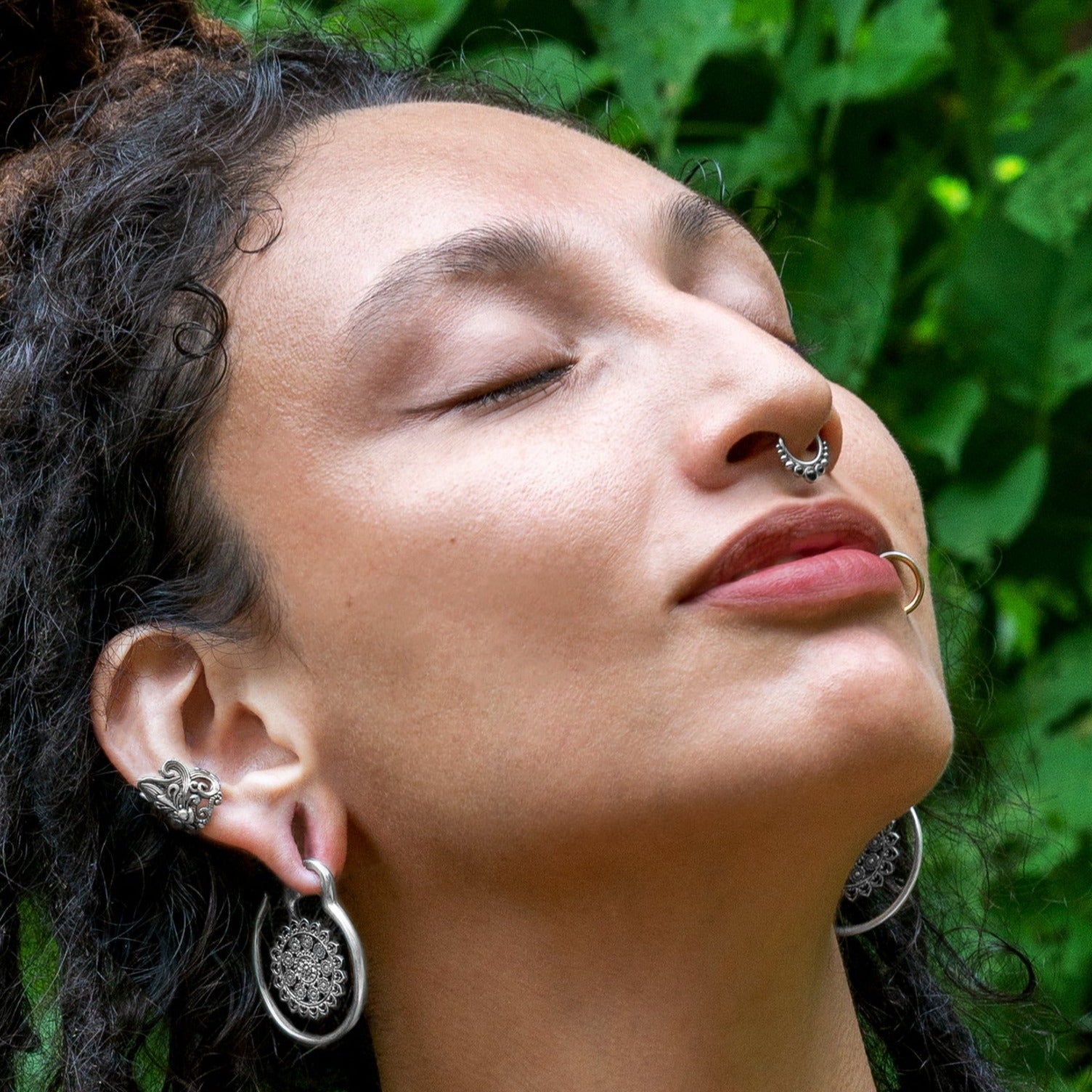 model wearing Siti Onyx Septum Clicker