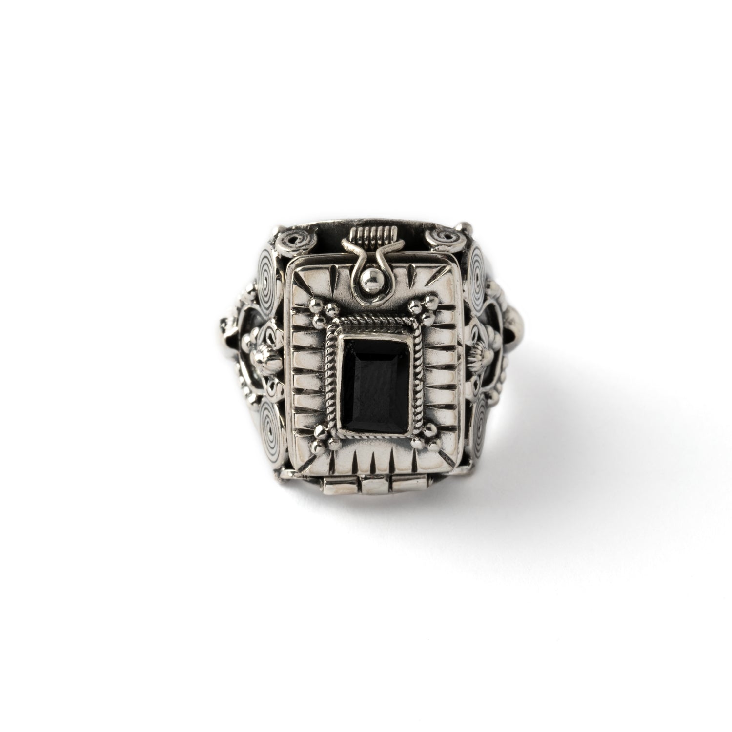 925 Silver box ring with black Onyx frontal view