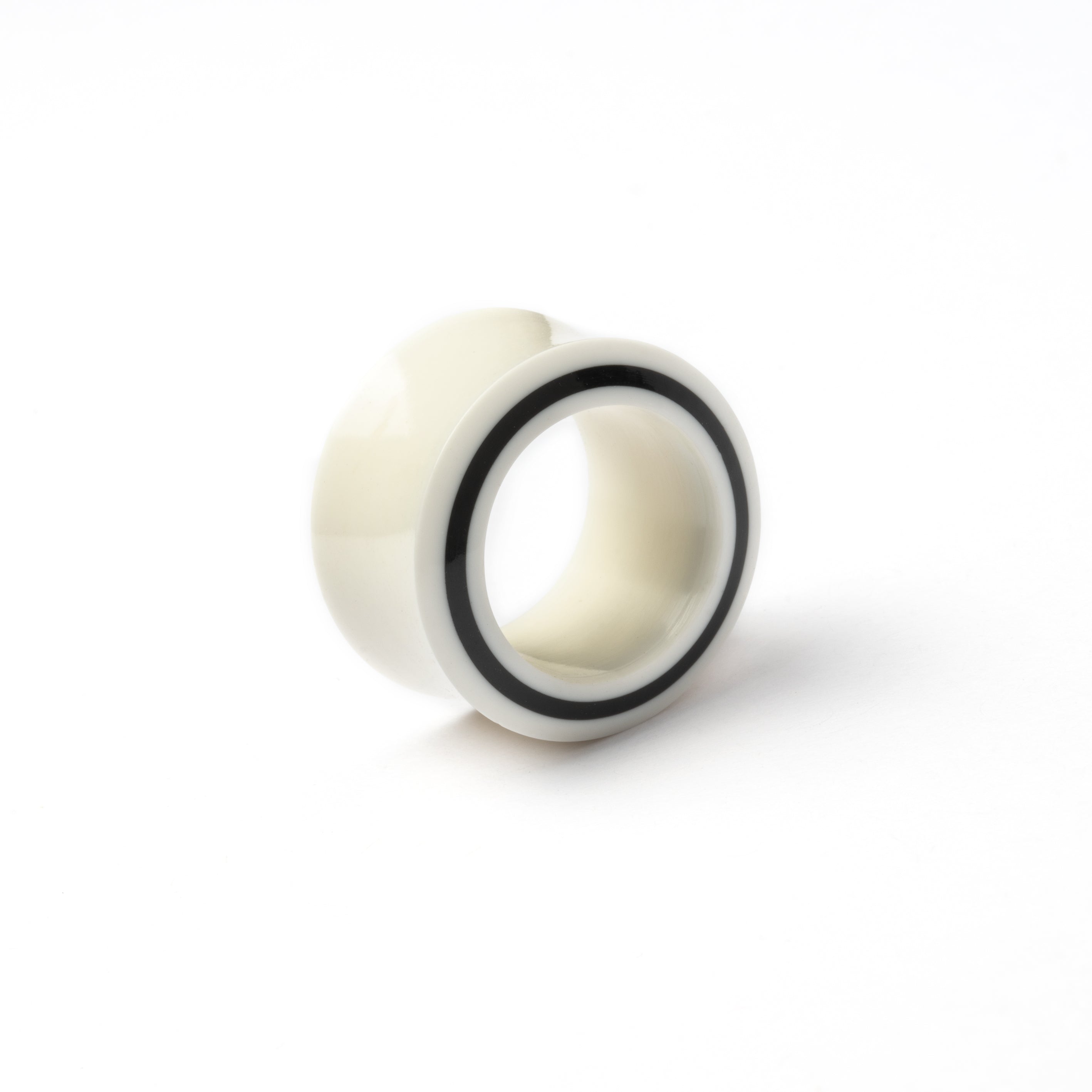 Tunnel de chair osseuse avec cercle de corne