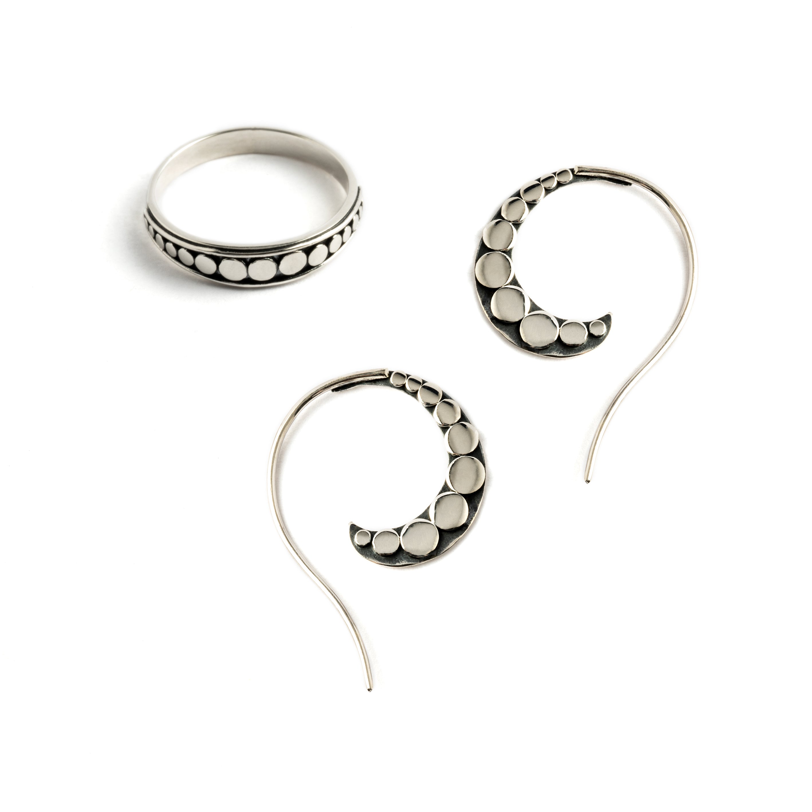 Spiral wire earrings with circles