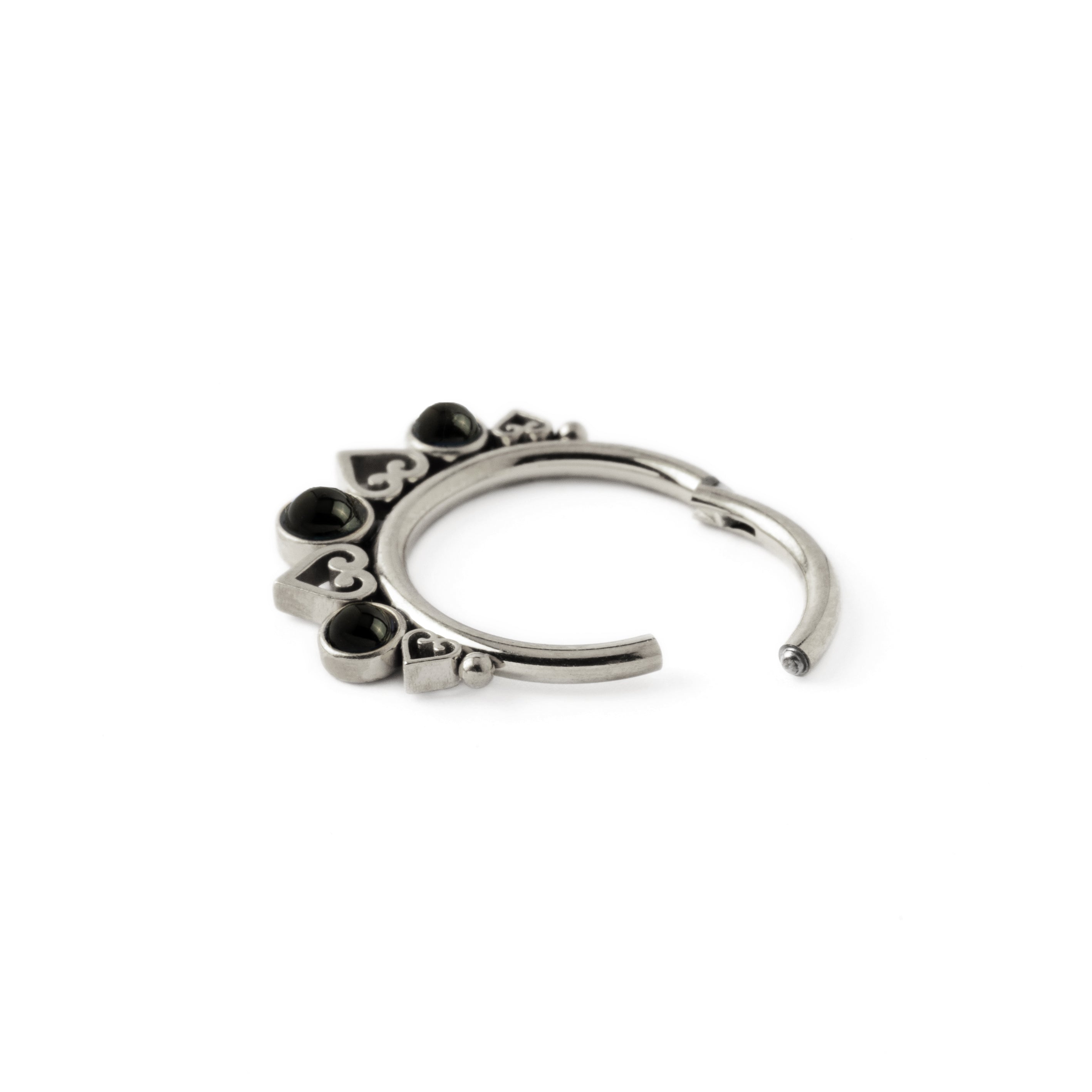 Neptune septum clicker with trio black onyx click on closure view
