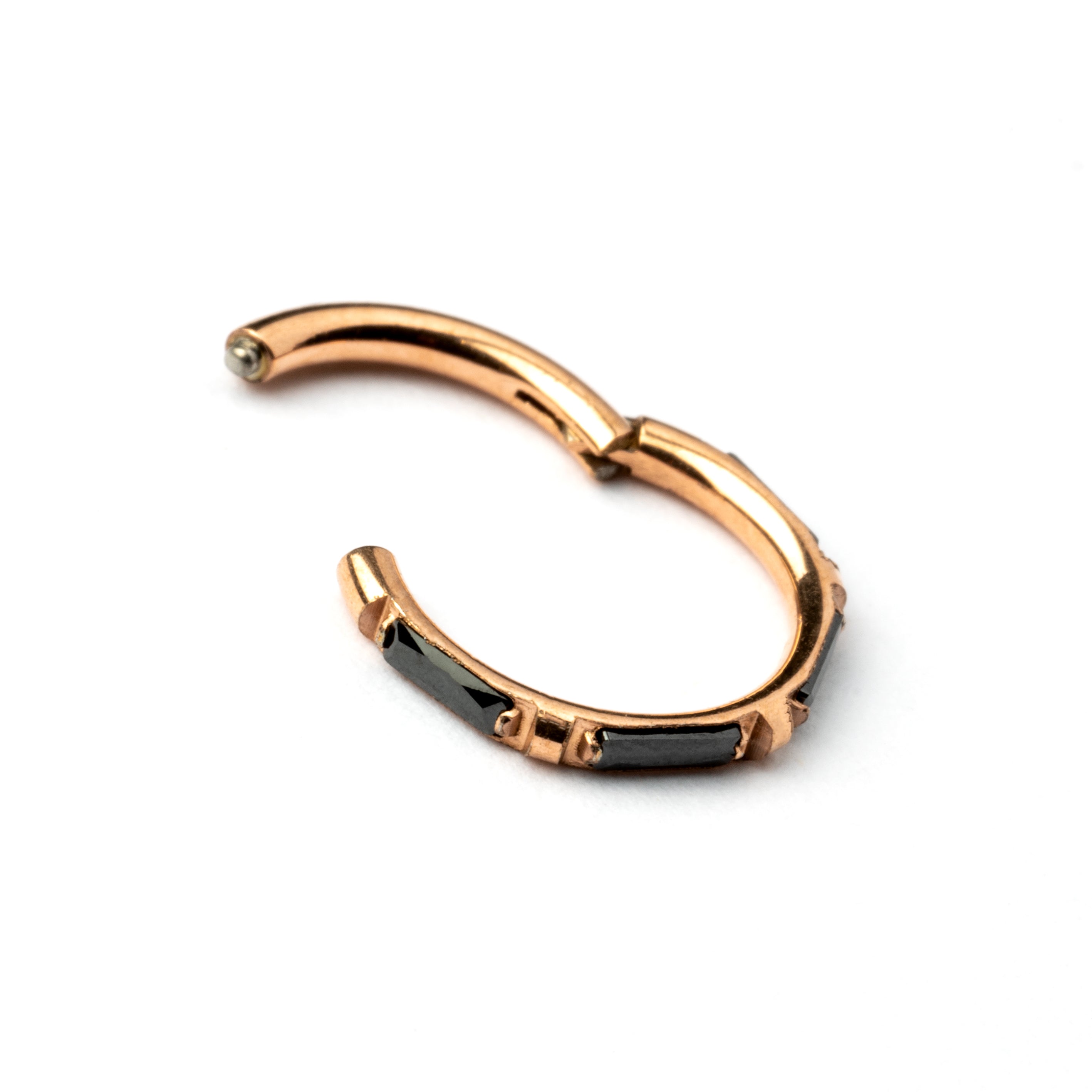 Rose Gold septum clicker with black onyx stones around its rim closure view