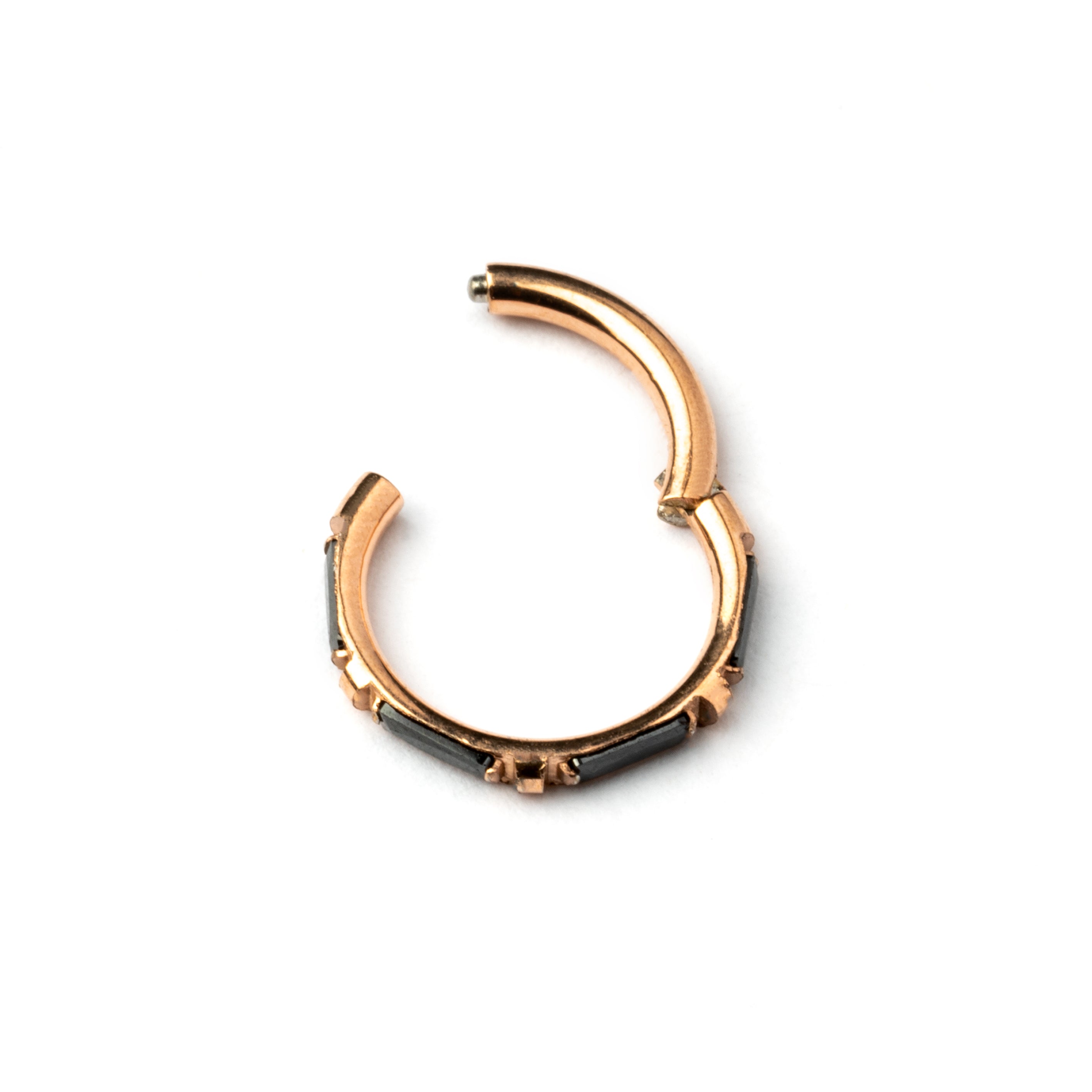Rose Gold septum clicker with black onyx stones around its rim closure view