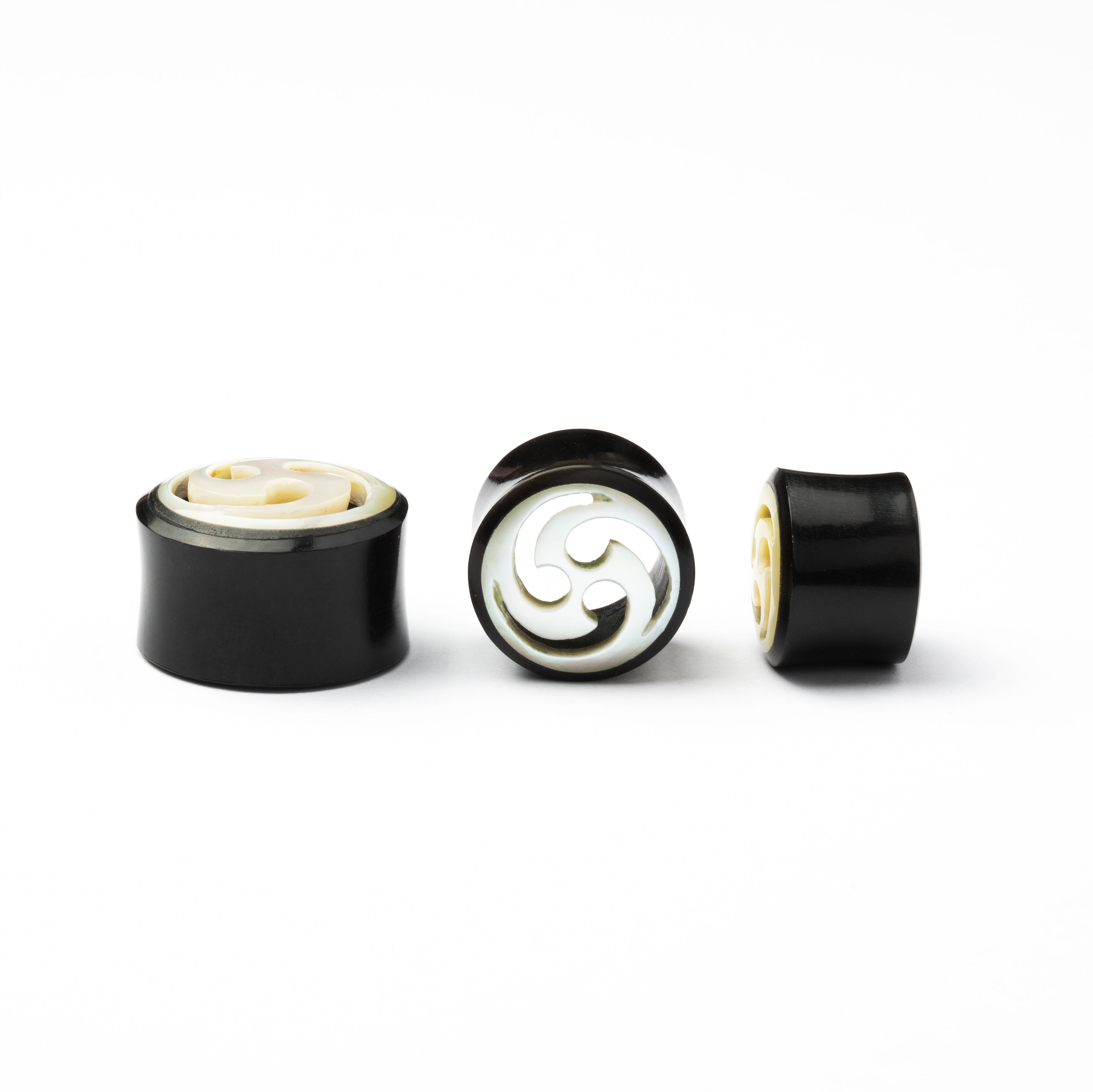 Tomoe Horn And Mother Of Pearl Flesh Tunnel