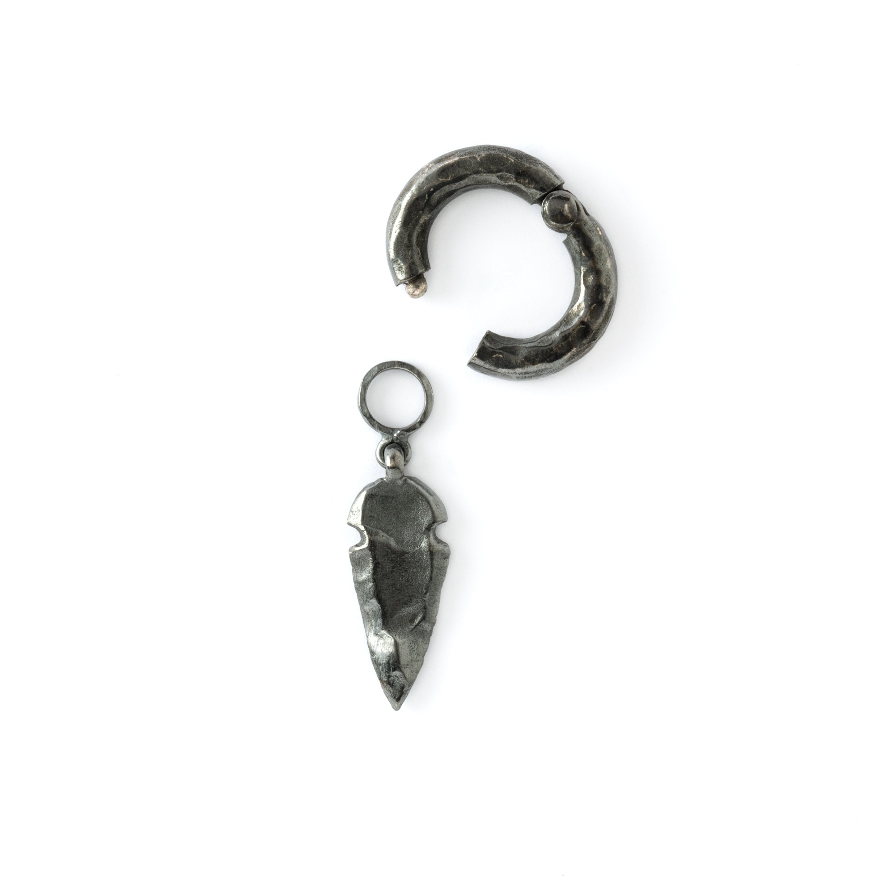 4mm  black silver arrowhead hangers closure view