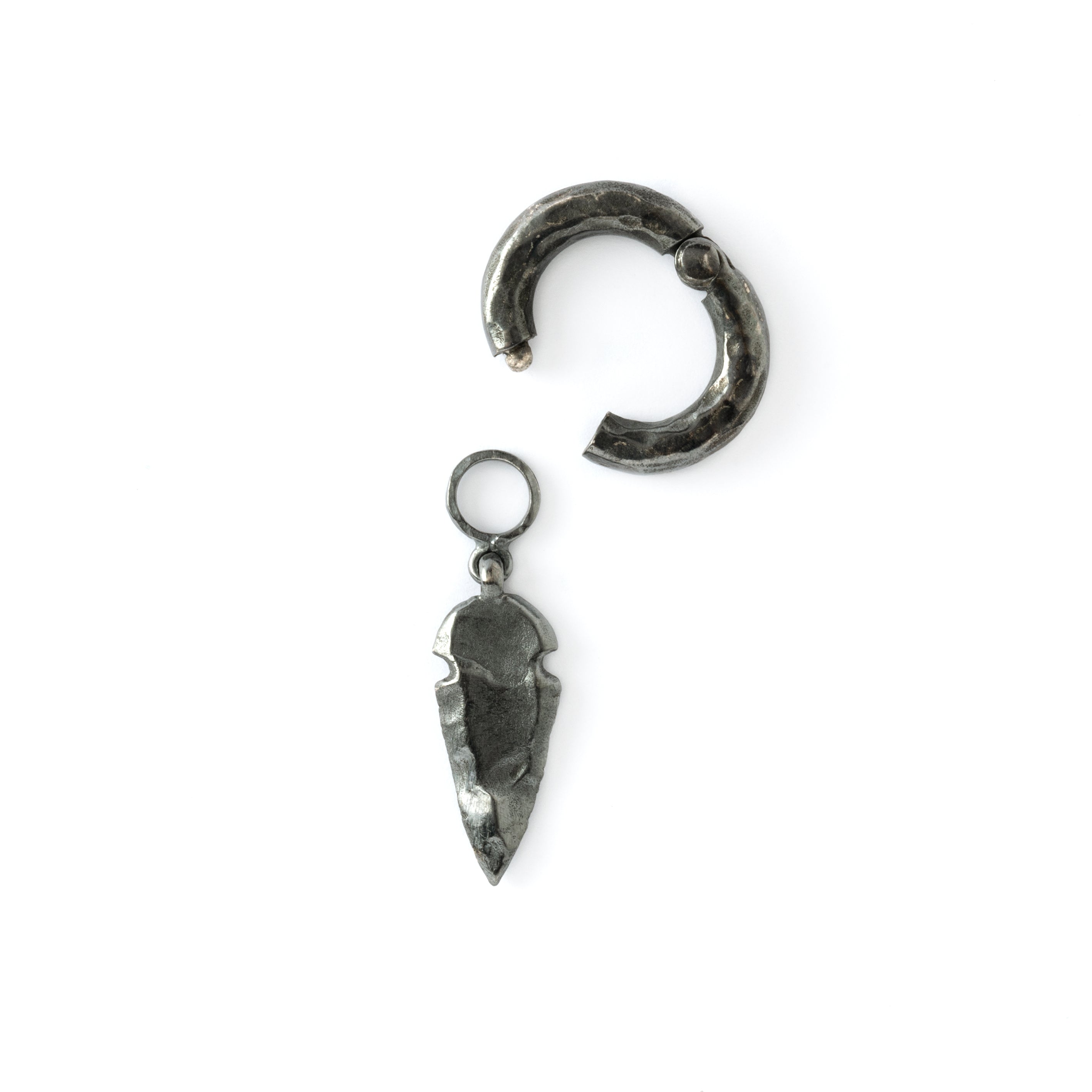 4mm black silver arrowhead hangers closure view
