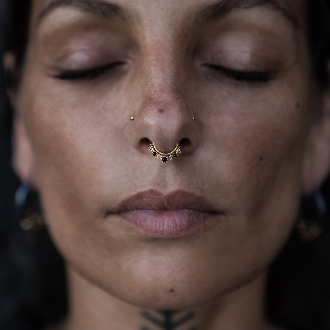Golden Neptune Septum Clicker with Onyx