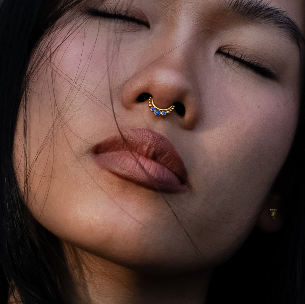 Bague Clicker Siti dorée avec opale bleue