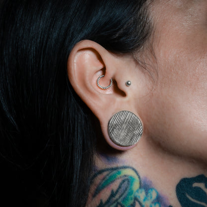 model wearing Giza Septum Clicker on her daith