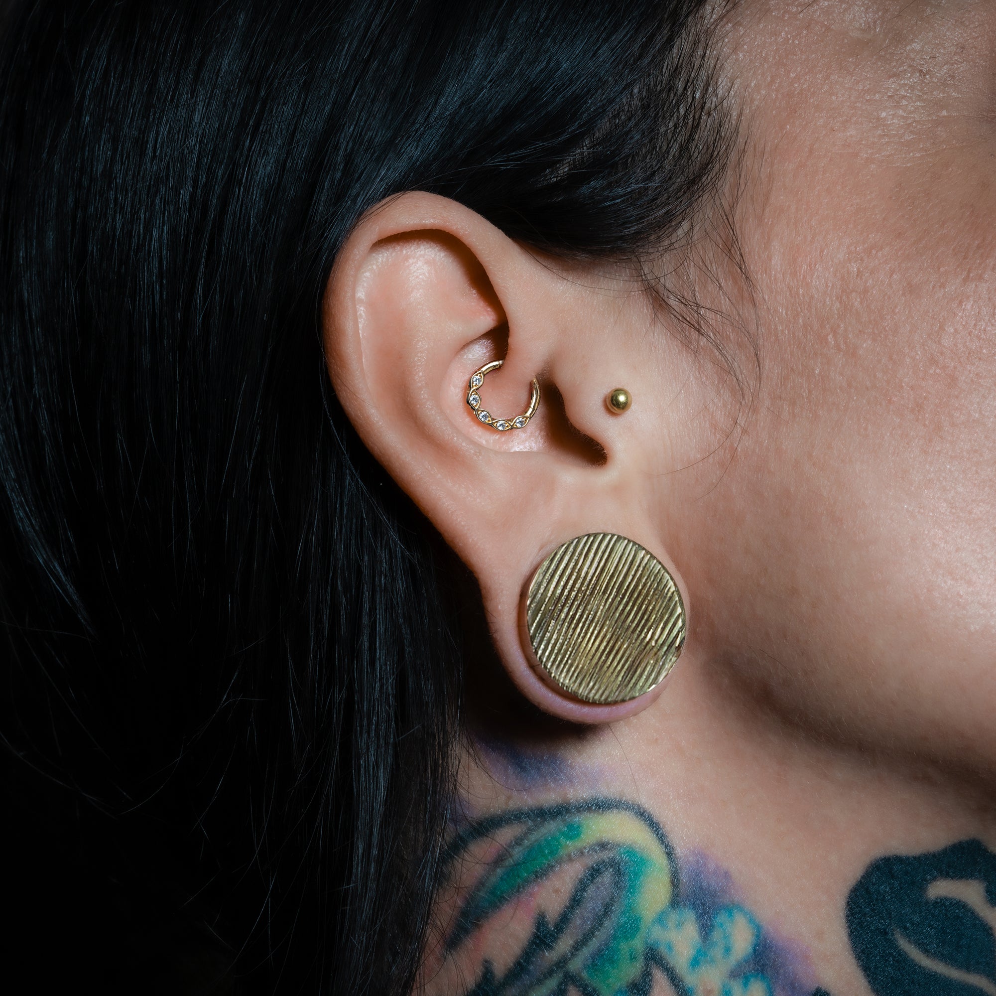 model wearing Zirconia Petals Clicker ring on her daith