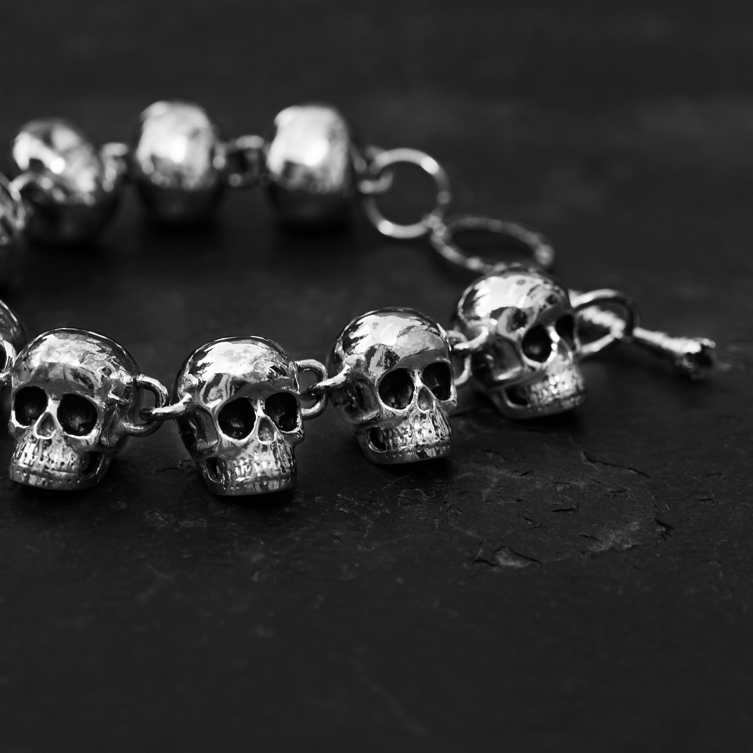 Bracelet tête de mort lié