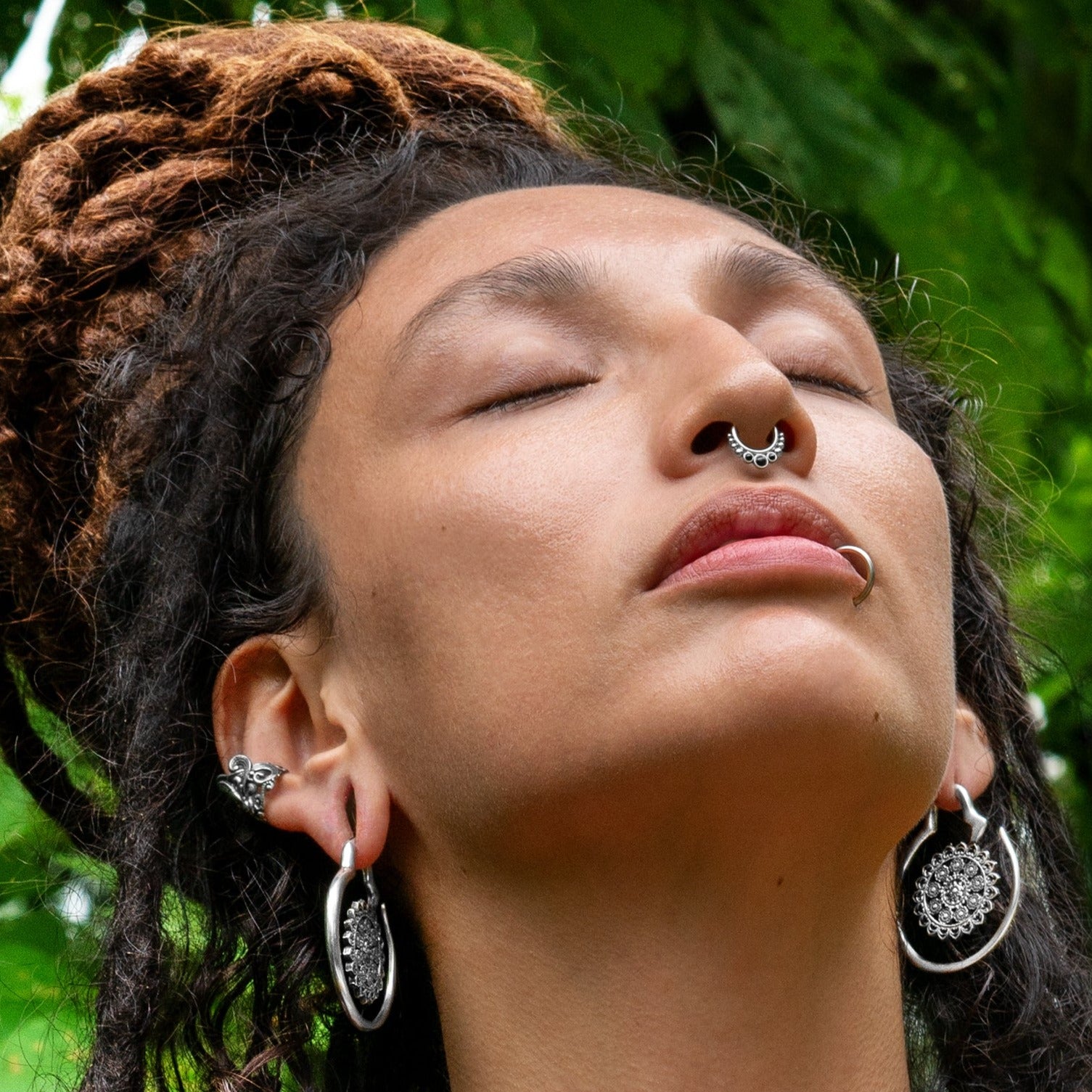 model wearing Siti Onyx Septum Clicker