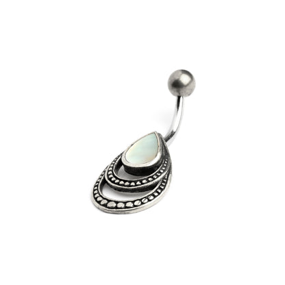 silver teardrop outlines belly bar with centred mother of pearl left side view