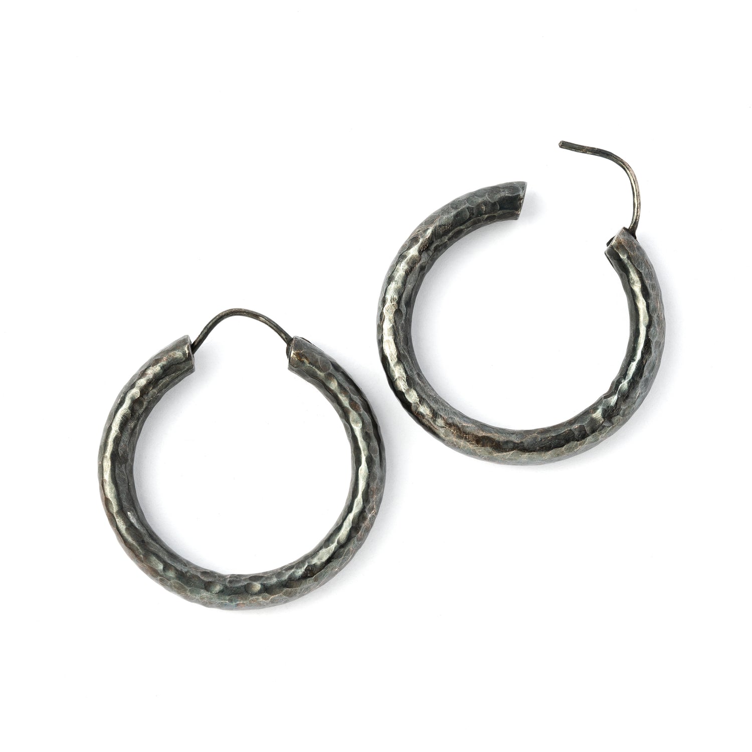 black silver hammered hoop clasp view