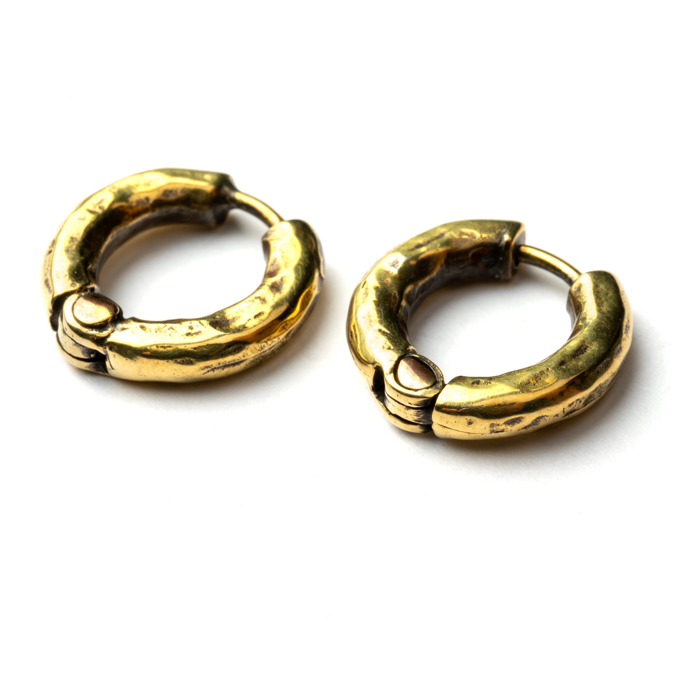 small brass hammered clicker hoop earrings side view