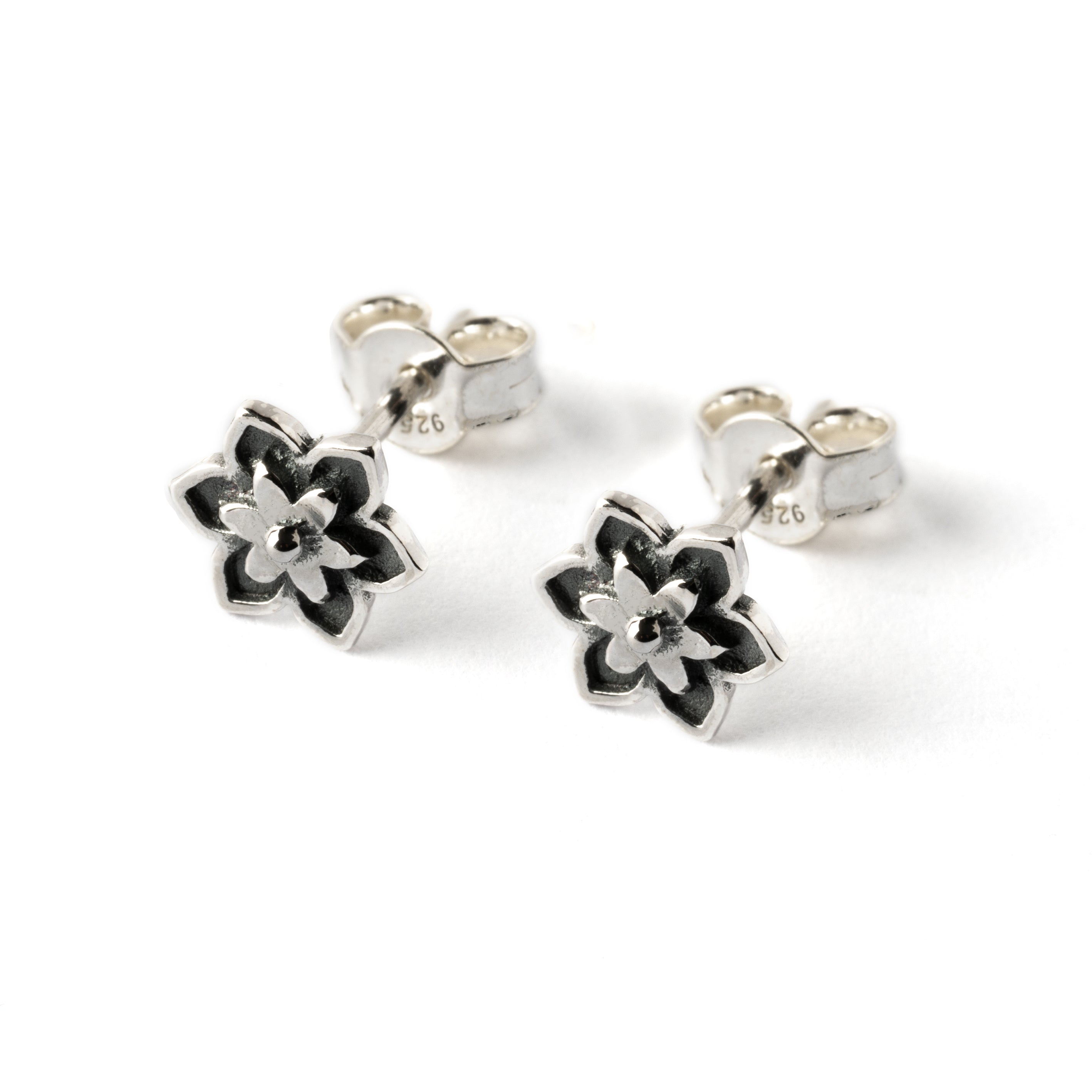 Narcissus-silver-stud-earrings_3