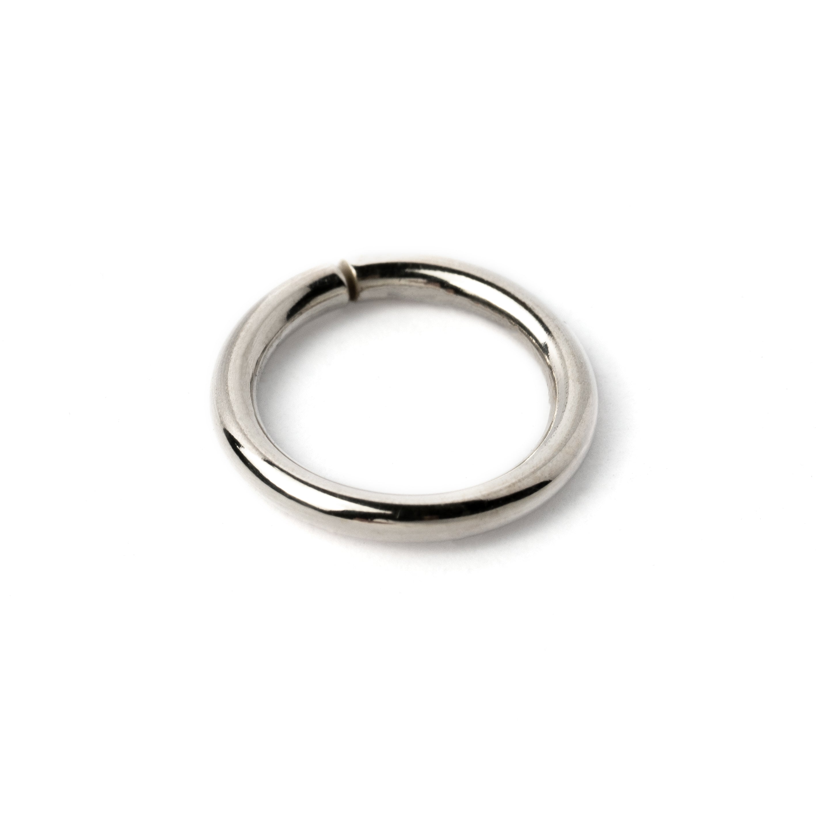 Plain silver seamless piercing ring side view
