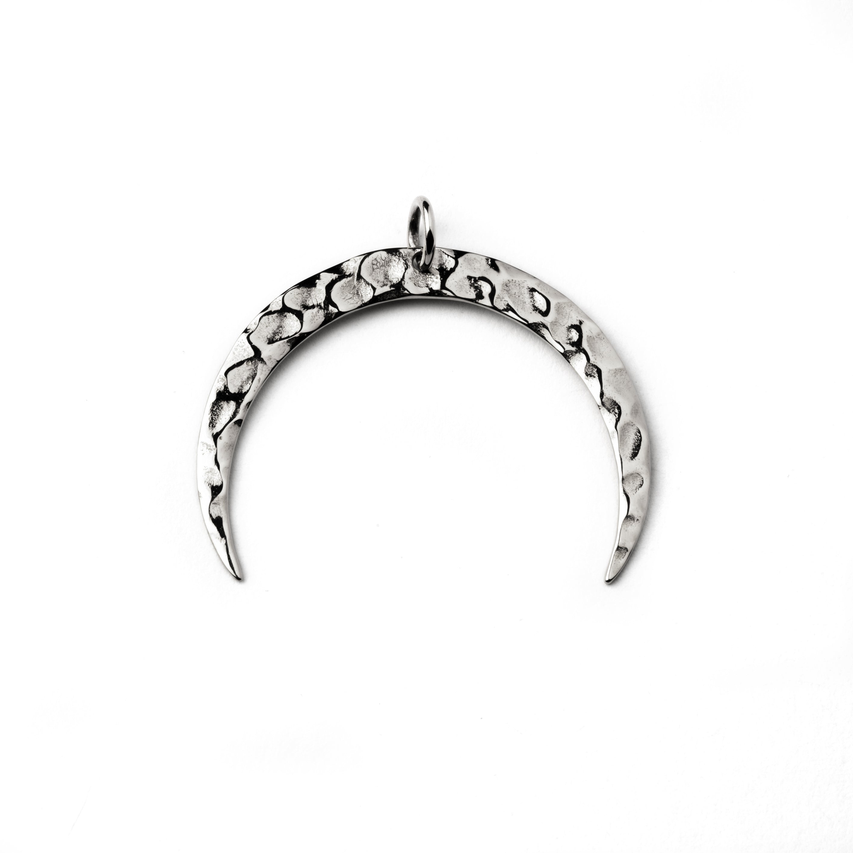 Silver-hammered-crescent-moon-pendant_2