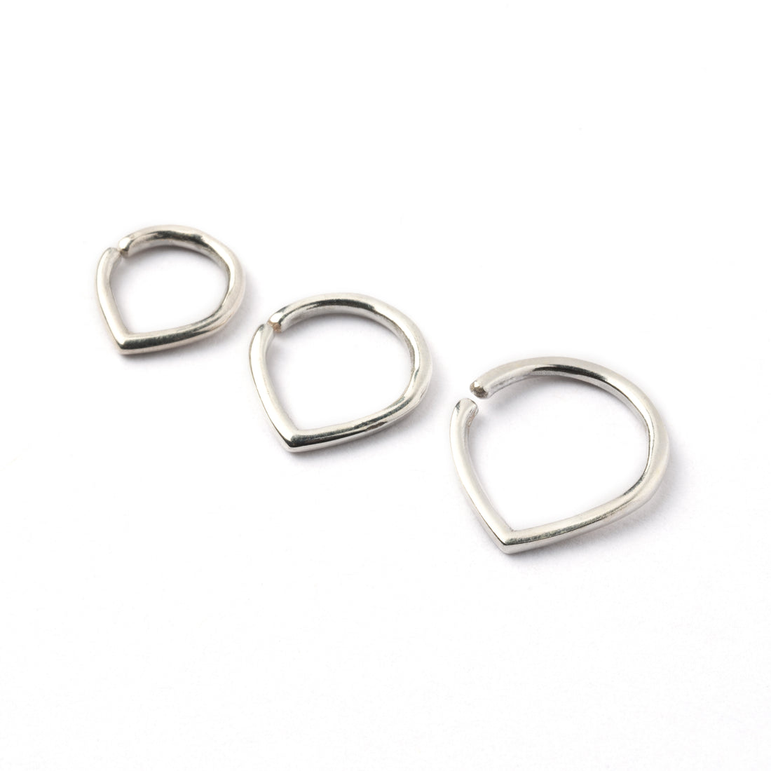 6mm, 8mm, 10mm Silver teardrop septum rings side view
