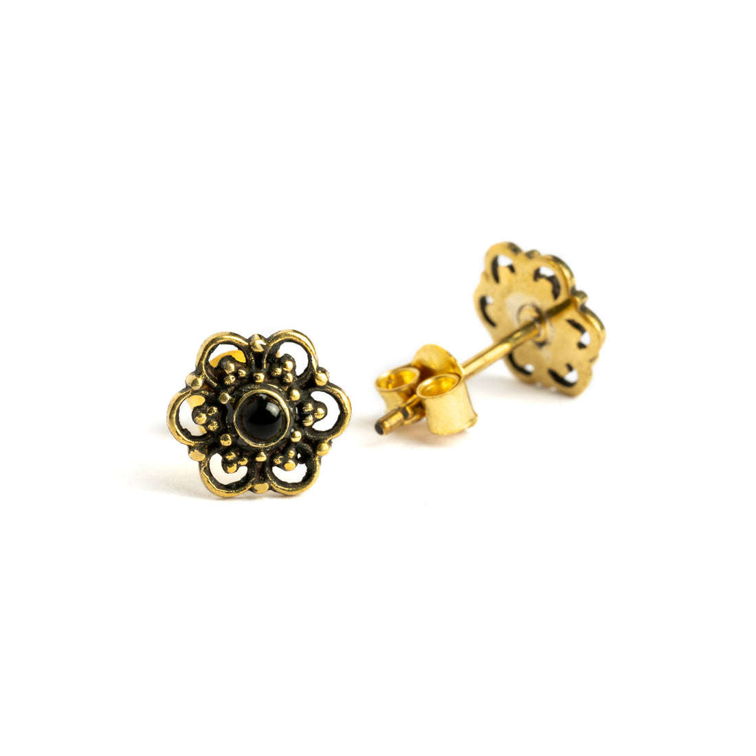 brass-flower-stud-earrings-with-black-onyxe_4