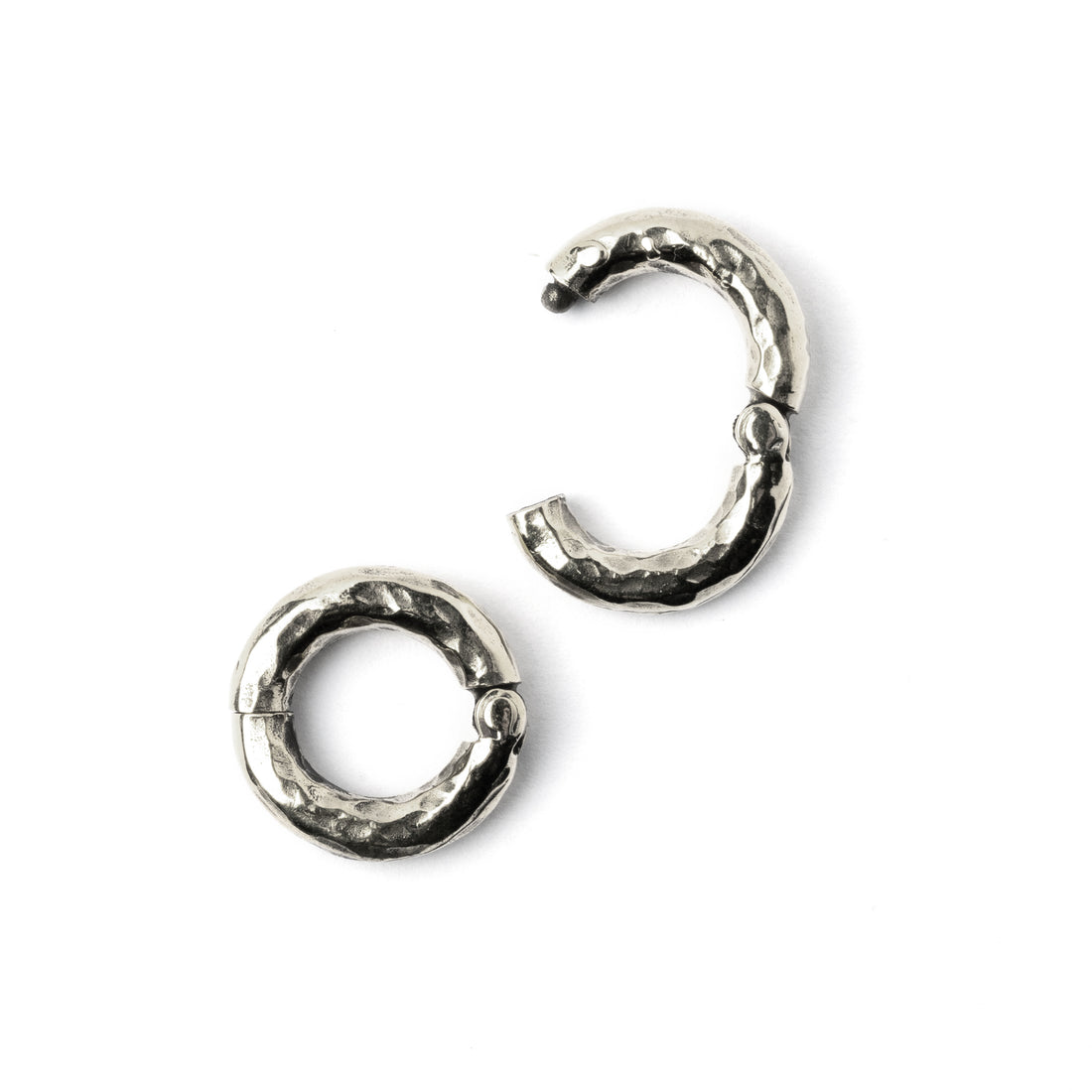 silver hammered gauge hoops open mode and close mode frontal view