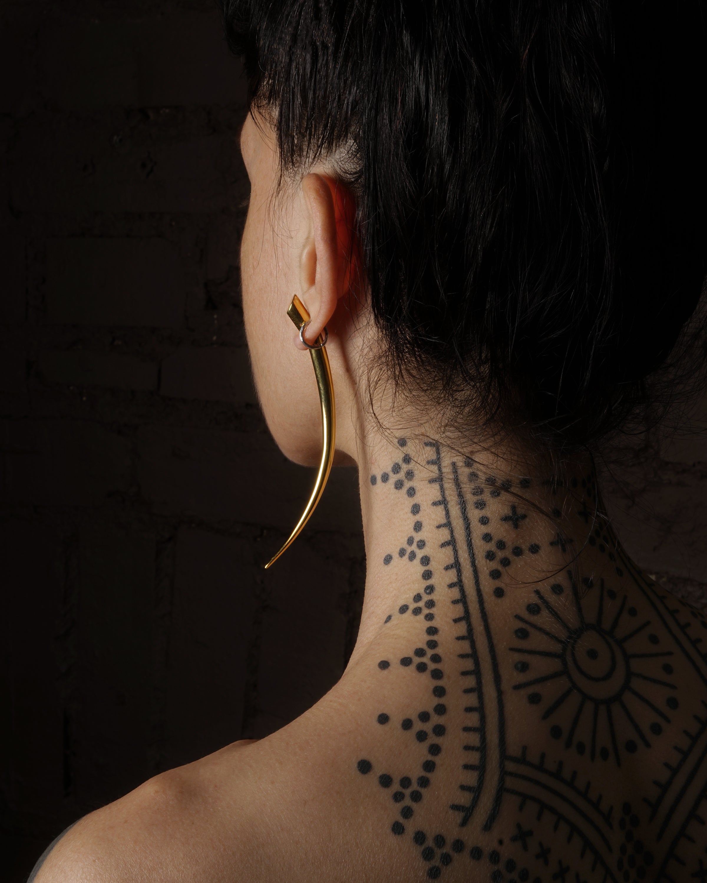 gold plated silver curved spike fake gauge earring model image